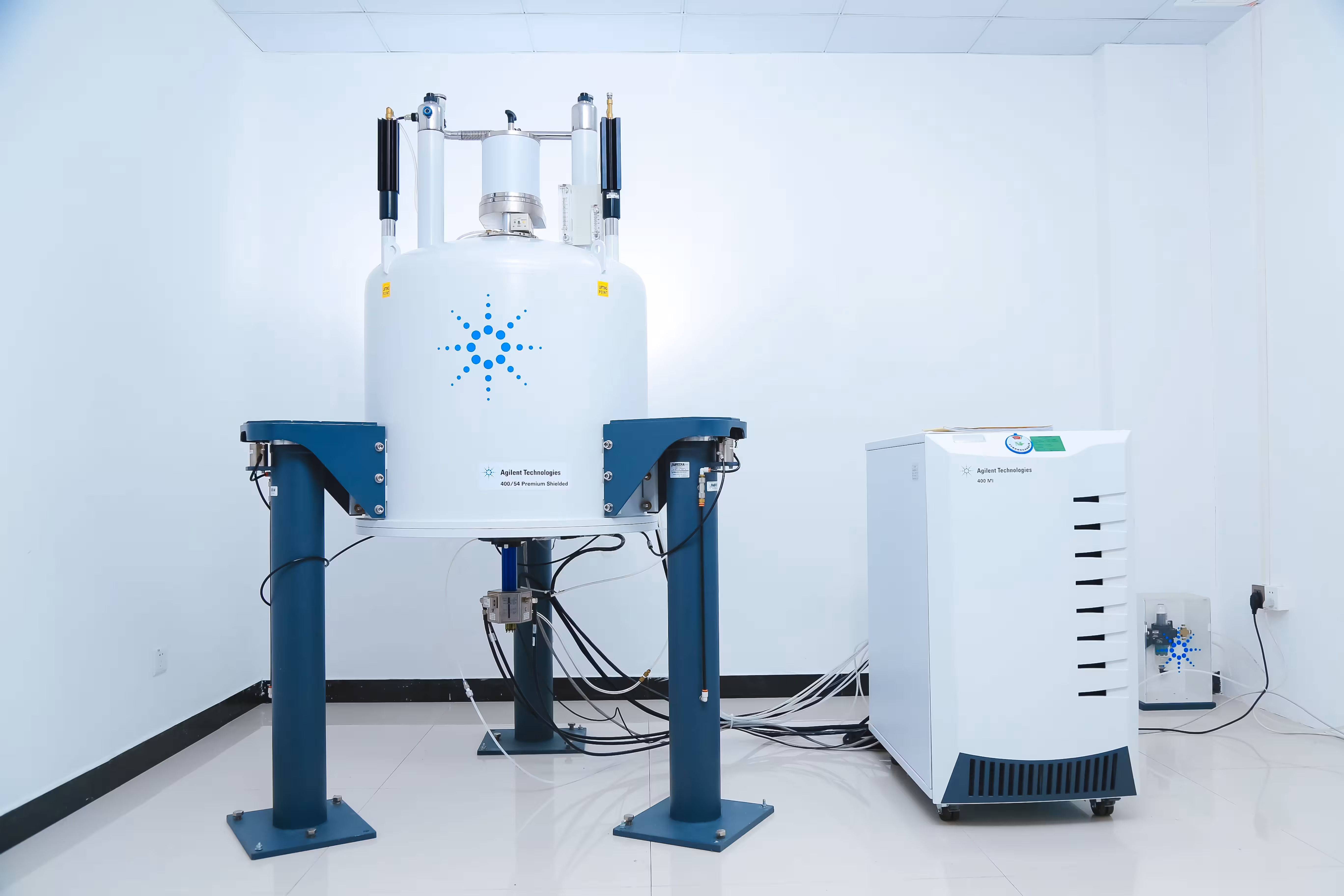 400 MHz Nuclear Magnetic Resonance (NMR) Spectrometer