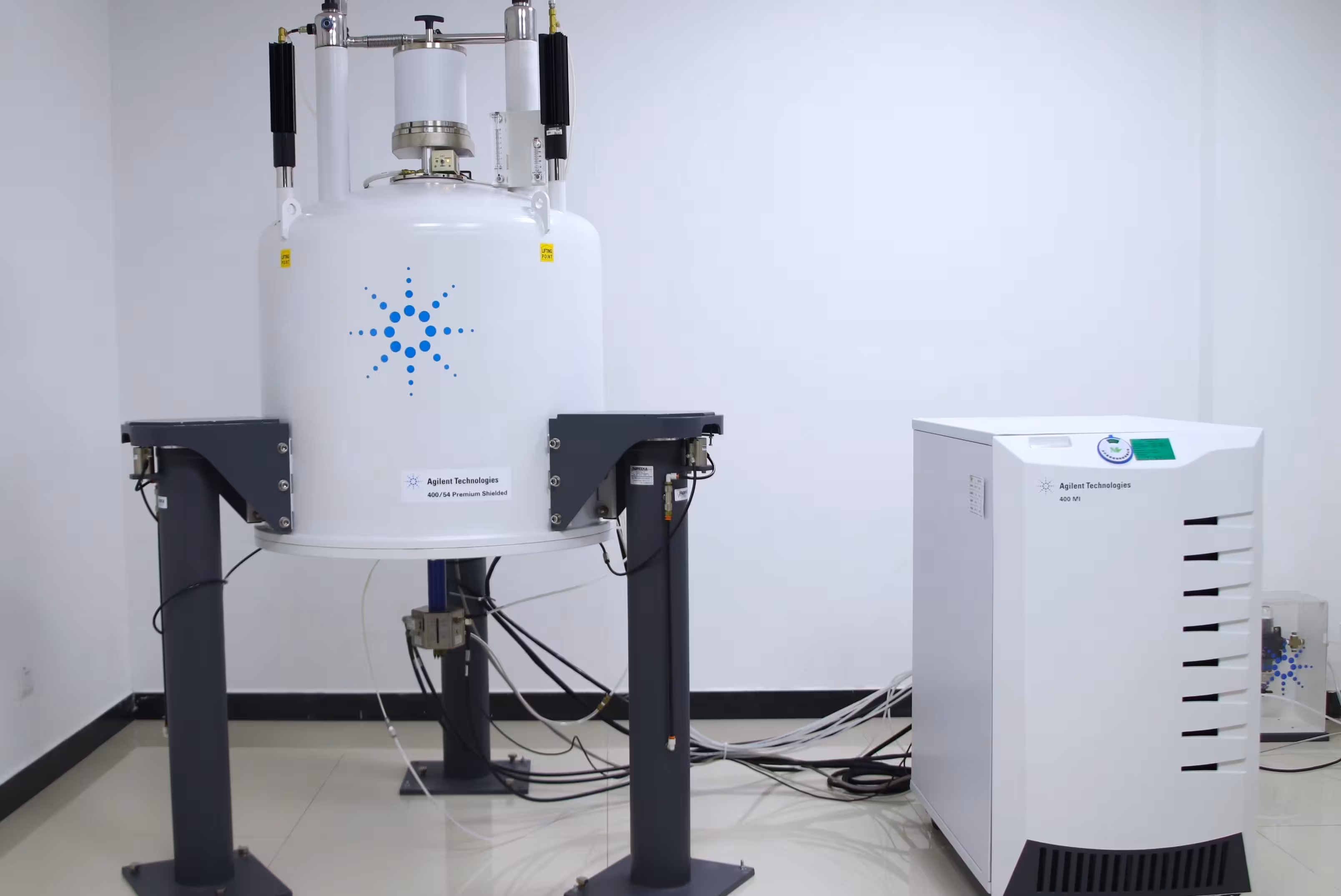 400 MHz Nuclear Magnetic Resonance (NMR) Spectrometer